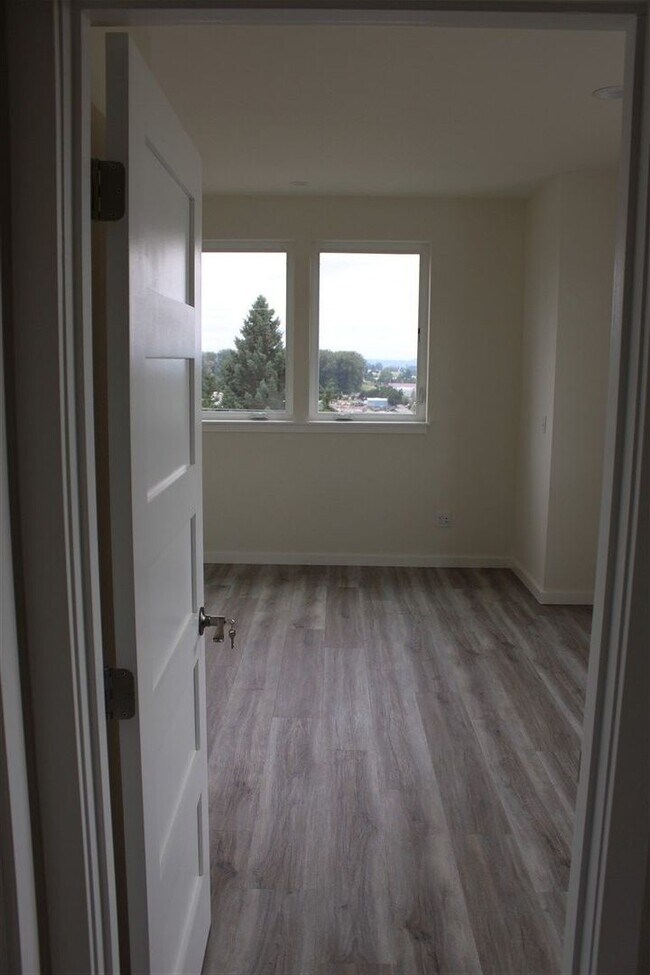 Building Photo - 2 bedroom 2 bathroom Brand New Triplex!