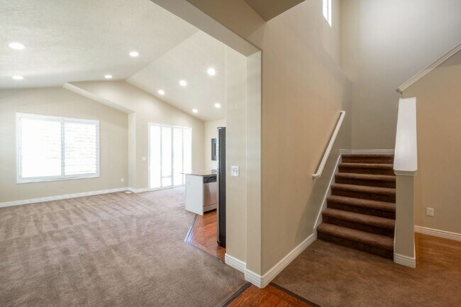 Building Photo - Resort-Style Living near Traverse Mountain