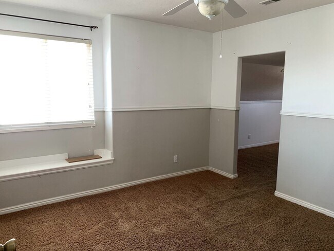 Building Photo - Large Home with Fully Fenced Yard