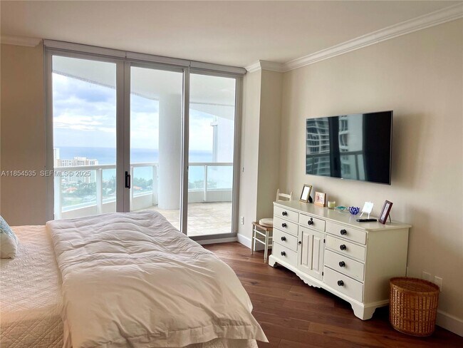 Building Photo - 21050 Point Pl