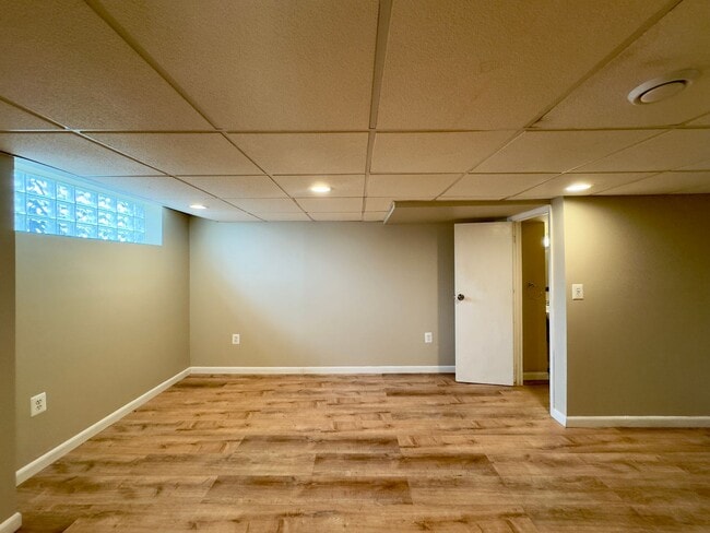 Building Photo - Charming 3 Bedroom/1.5 Bathroom in Parkvil...