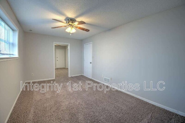 Building Photo - 8635 N Hull Ave