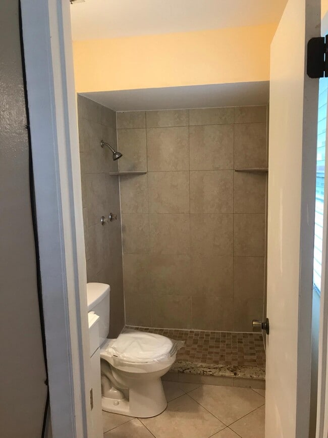 Building Photo - 332 NE Cullman Ct