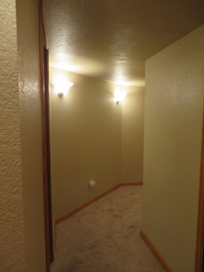 Building Photo - Spacious 5 bedroom home in Hunters Glen