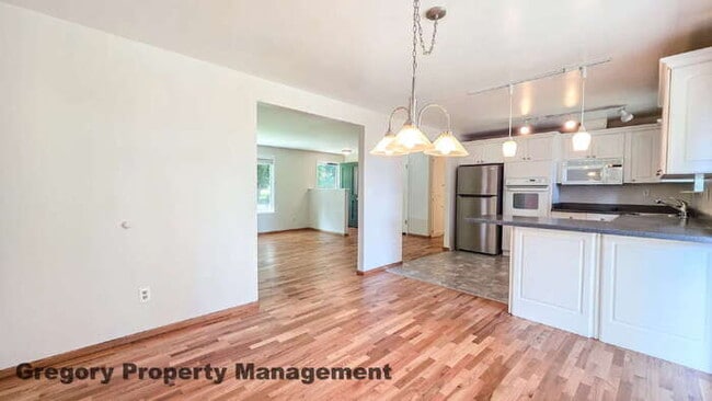 Building Photo - Edmonds Rambler – Prime Location & large back yard!