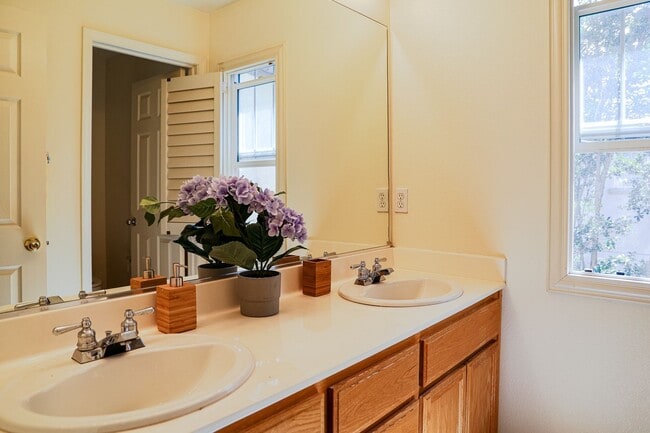 Building Photo - Beautiful and Spacious Home with Three Bedrooms Amazing Loft & Bonus Room!