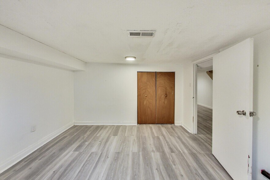 Building Photo - 3554 N Wilton Ave