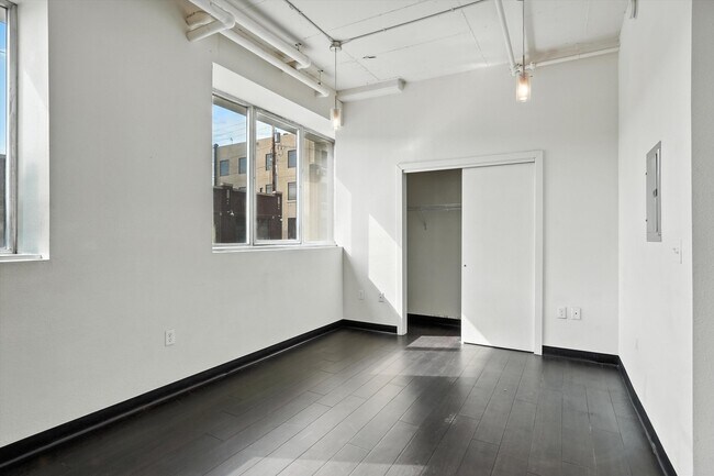 Building Photo - 517 Gold Ave SW