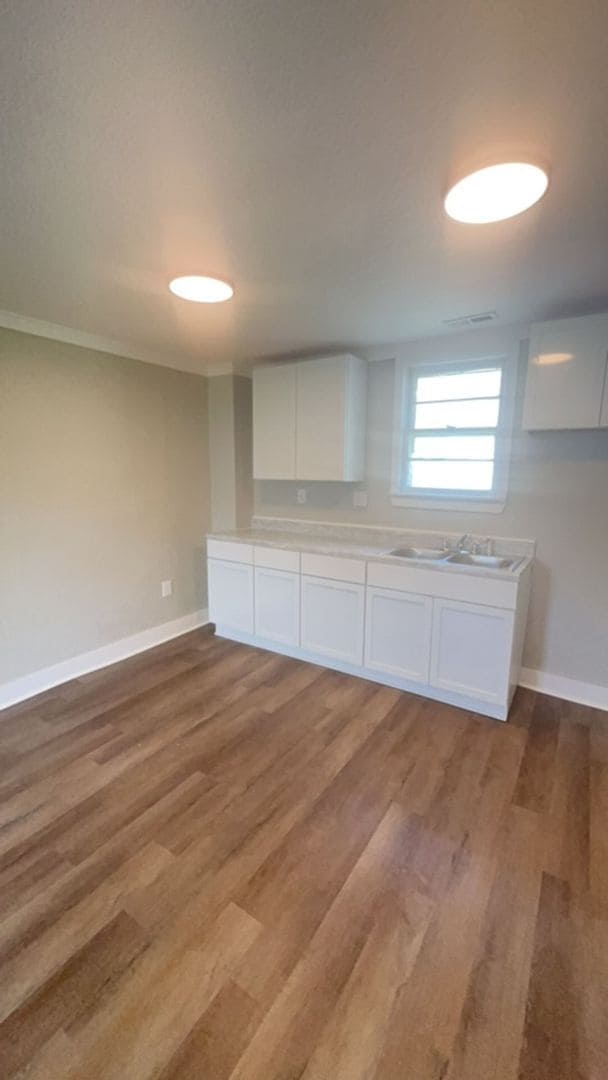 Building Photo - Fully Renovated Spacious 3 Bedroom 1.5 Bat...