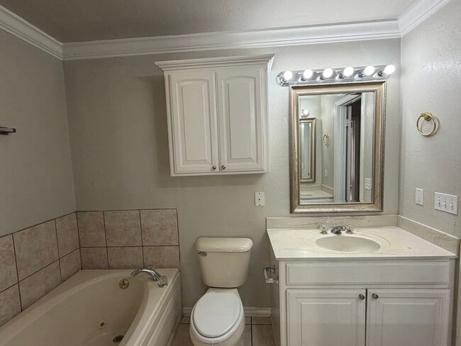 Building Photo - 3 bedroom 1.5 bath townhome - Bethany Schools