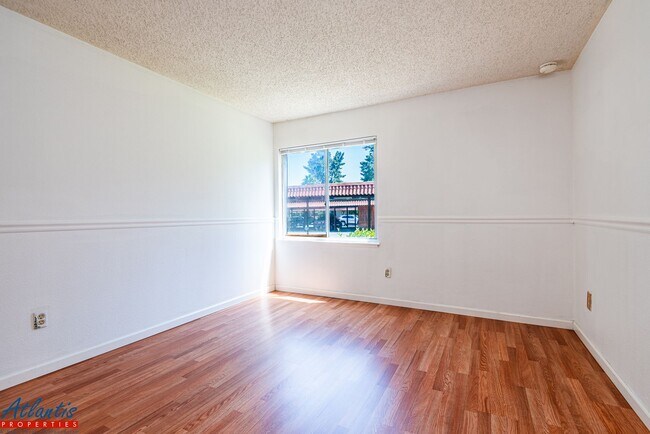 Building Photo - Lovely & Spacious Condo | New Appliances | Private Patio