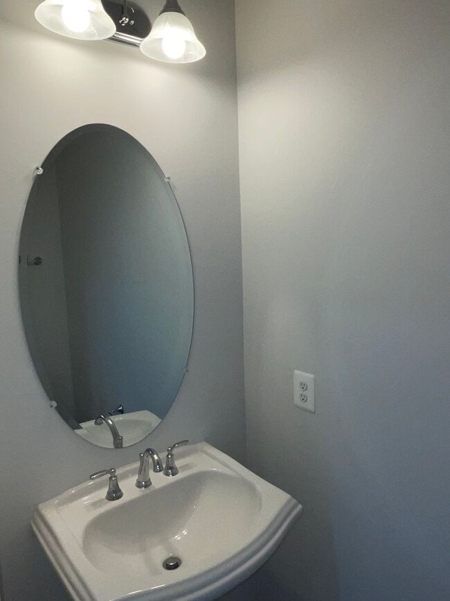 Building Photo - Beautiful 4BR 3.5BA 3 level townhome with 2 car attached garage located in the Cabin Branch Commu...