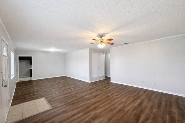 Building Photo - 407 Maple St