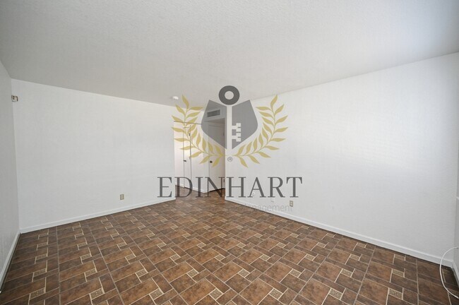 Building Photo - 2303 S Poppy Ave