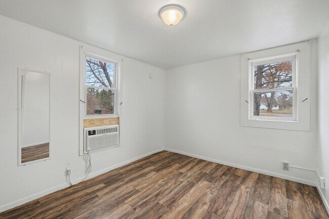 Building Photo - 8009 E Bristol Rd