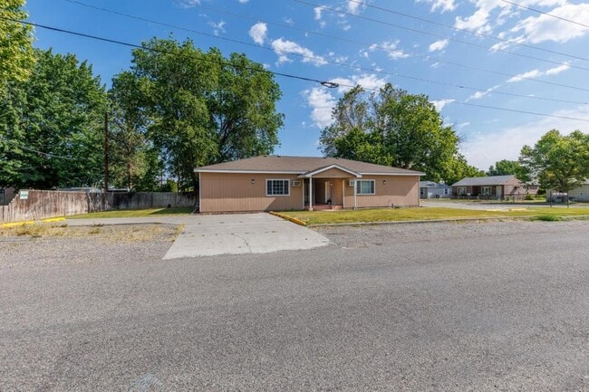 Building Photo - 920 W Entiat Ave