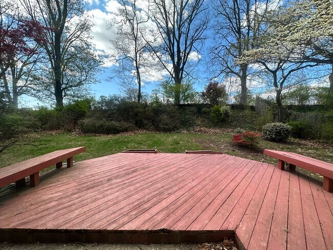 Spacious private backyard - 9308 Cedar Ln