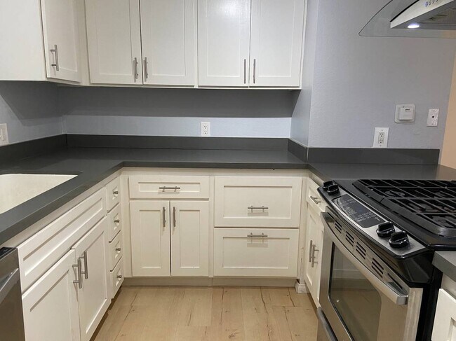 Building Photo - 302 Bicknell Ave