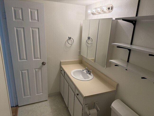 Building Photo - Stylish & Convenient 1-Bedroom Condo in Prime Location!!