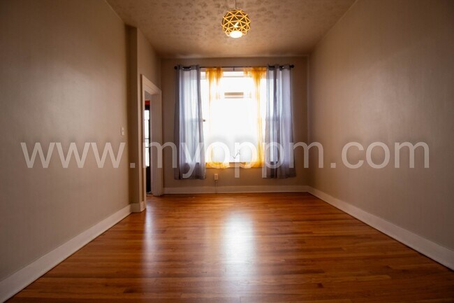 Building Photo - SIERRA 1322/1324 S 6 ST