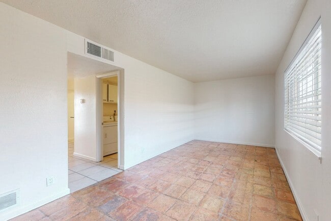 Building Photo - North Valley 3 bedroom Townhouse