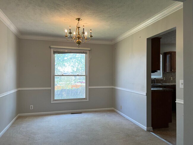 Building Photo - Well-Located 4 Bedroom with Versatile Living Space!!
