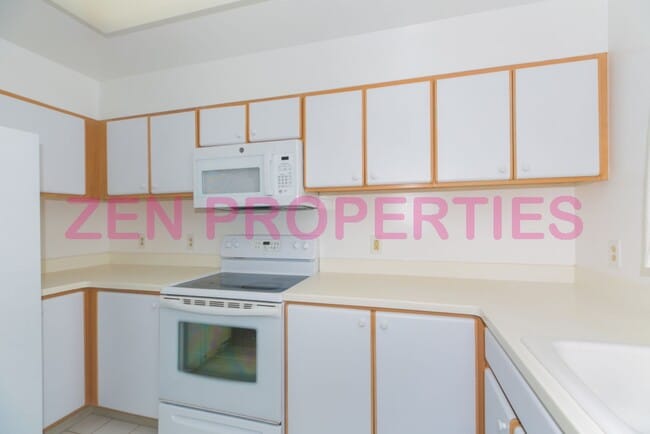 Building Photo - 3 bdrm/ 2.5 bath townhome for rent at Neho...