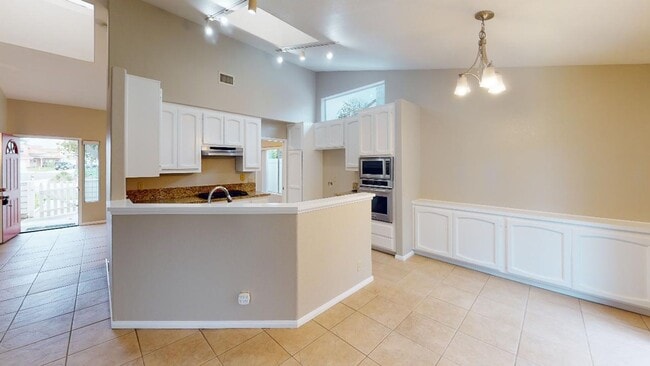 Building Photo - Spacious 4BR/2.5BA Single Level Home in Oc...