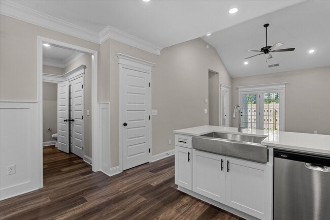 Building Photo - 626 Hope St