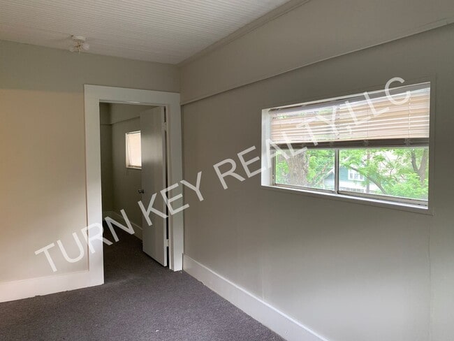 Building Photo - Apartment unit for rent in a Triplex Home in Irondale