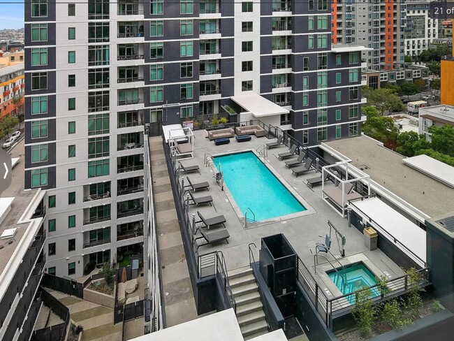 Rooftop pool & jacuzzi - 425 W Beech St