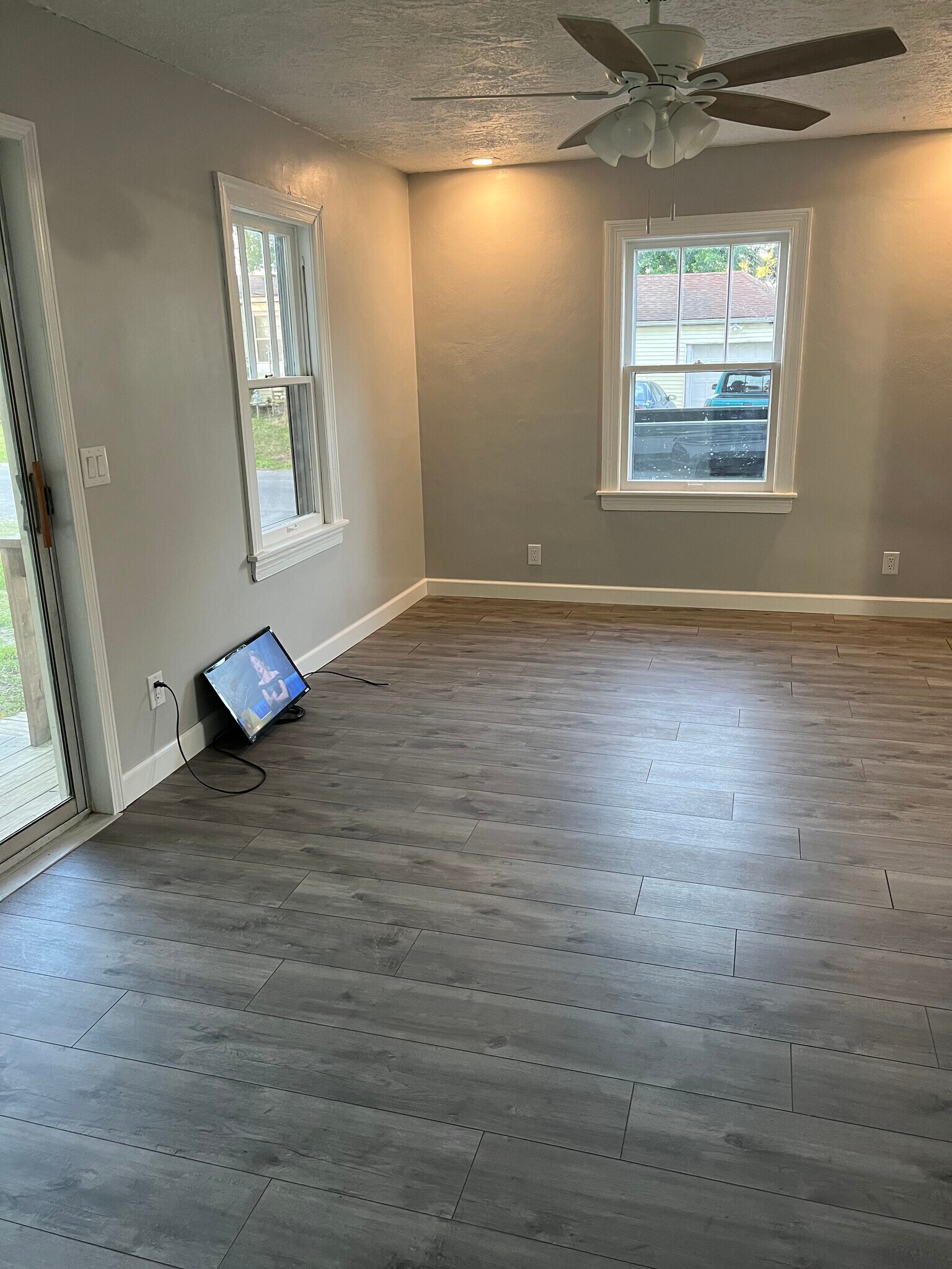 living room new flooring 2023 - 51539 Pond St