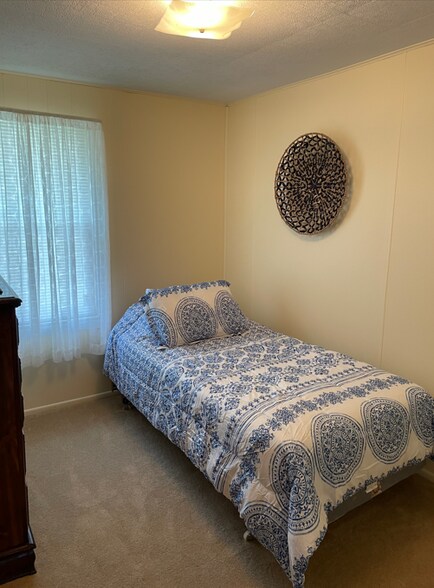 Full Bed - 709 Center St