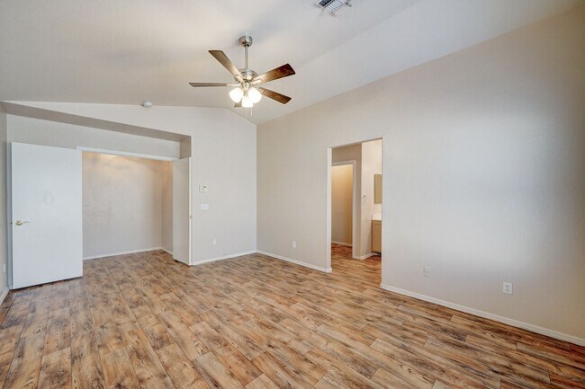 Building Photo - AVAILABLE NOW!!!!!