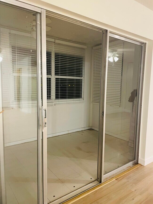 Building Photo - 725 Lori Dr