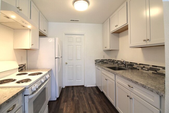 Primary Photo - Updated 2 Bed/1 Bath Kennewick Apartment i...