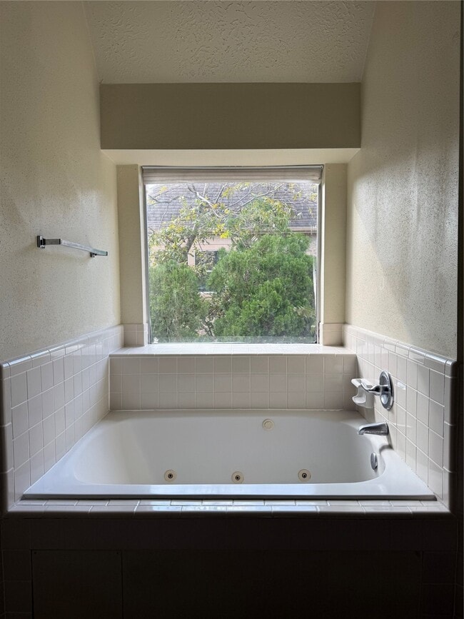 Building Photo - 9731 New Kent Dr