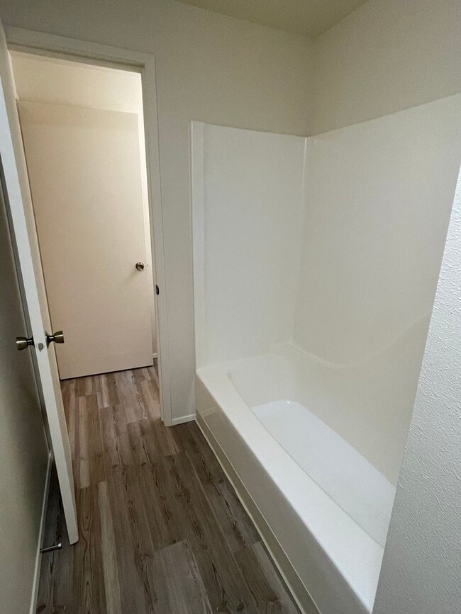 Building Photo - Charming & Convenient 2-Bedroom Apartment ...