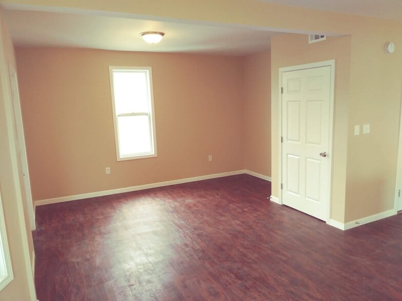 Building Photo - 54 Tuxedo Pl