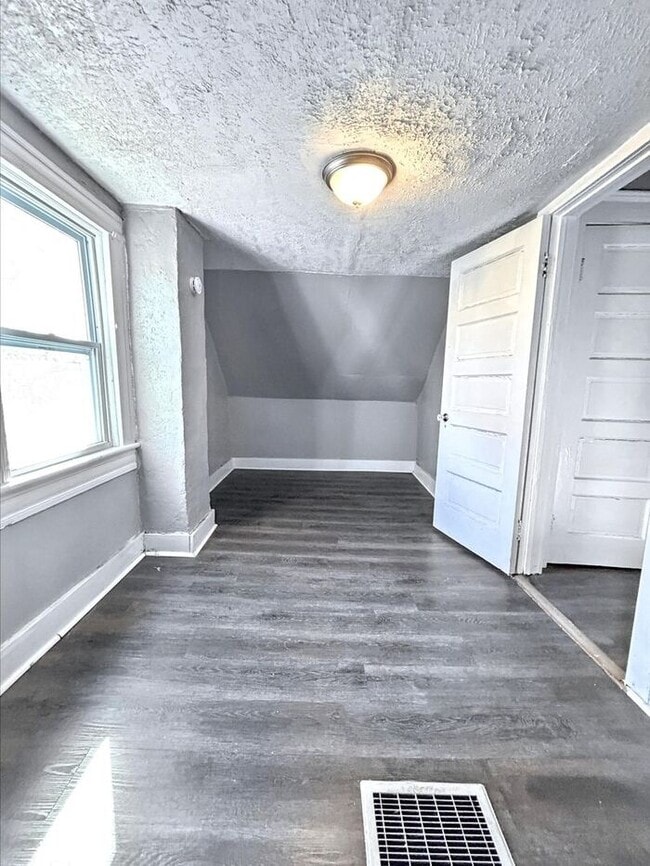 Building Photo - Adorable 3-Bedroom Home with Modern Conven...