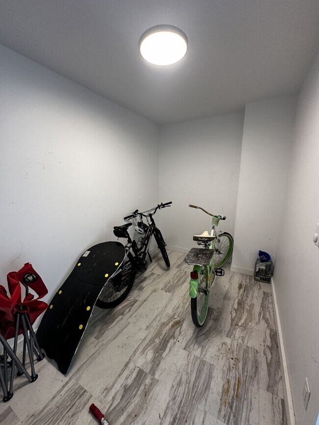 Building Photo - 826 N Garden St