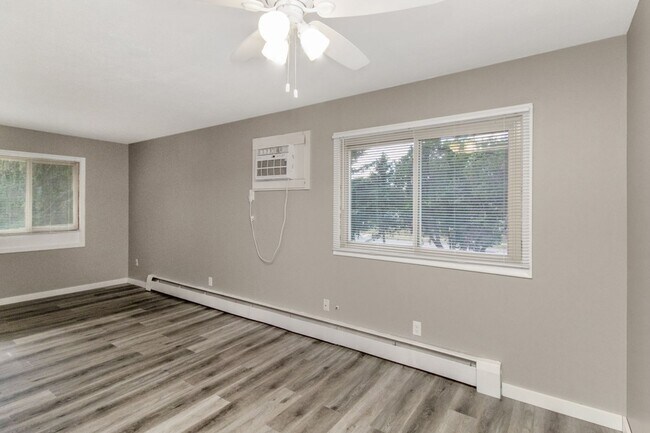 Building Photo - Beautiful updated Main-Level unit in Fabul...