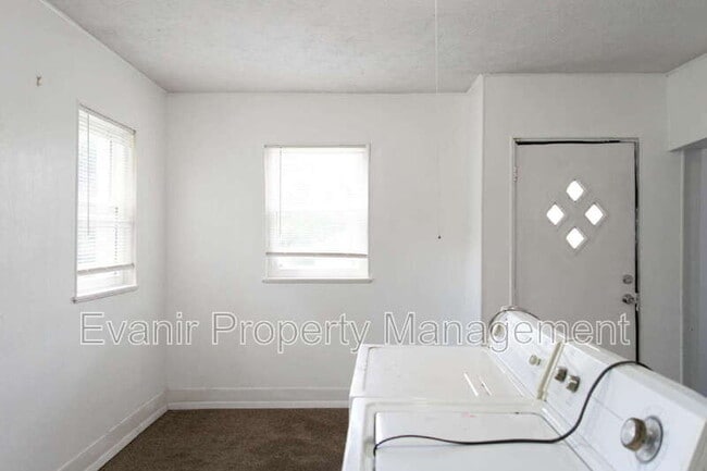 Building Photo - 509 E 3rd St