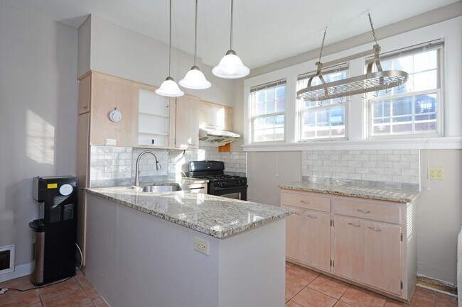 Building Photo - 814 Grand Ave