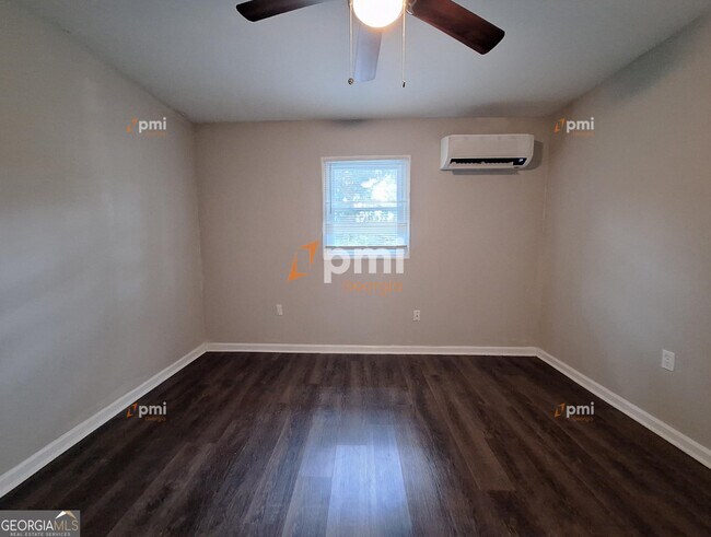 Building Photo - 217 Greenbriar Dr