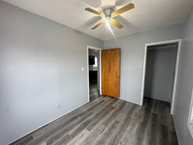 Building Photo - 2 bedroom, 1 bath home! Pet Friendly! Fenc...