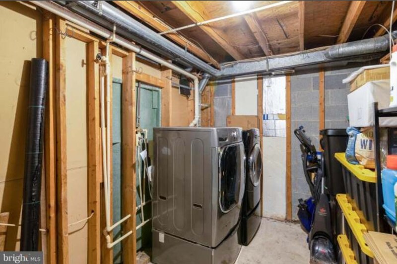 Building Photo - 1812 N Spring St