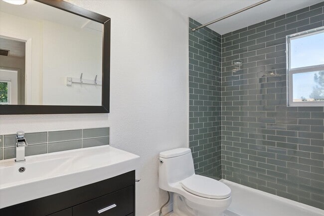 Building Photo - (PRICE DROP) Beautiful & Large 4-Bd 2.5-Ba...
