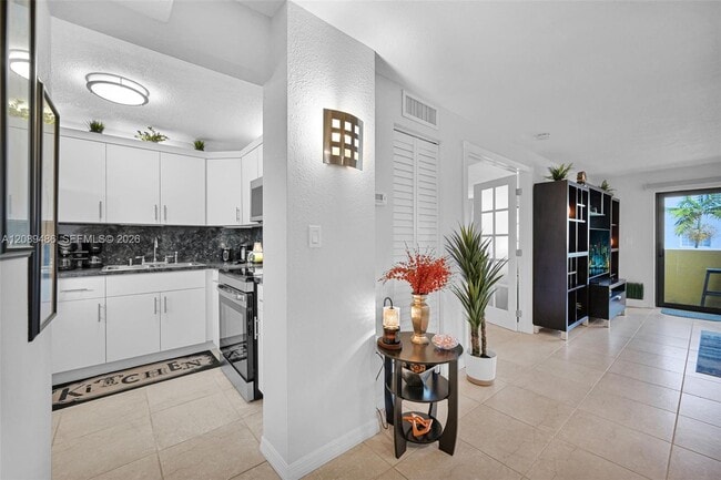 Building Photo - 1334 Collins Ave