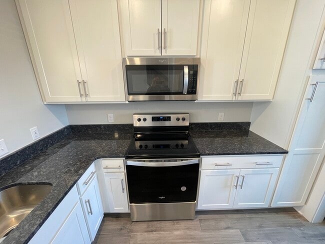 Building Photo - Robinson Rowhouses 2 bedroom with fenced p...